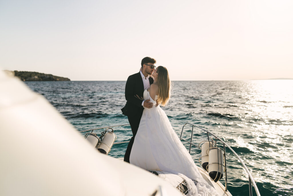 Hochzeitspaar bei Sonnenuntergang am See